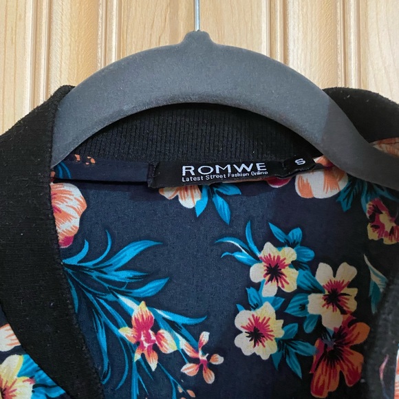 💙 Floral ROMWE zip up - Picture 2 of 2